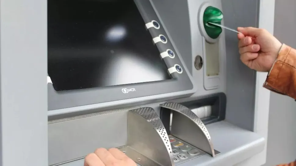 Polițiștii clujeni avertizează asupra fraudelor prin ATM-uri de criptomonede