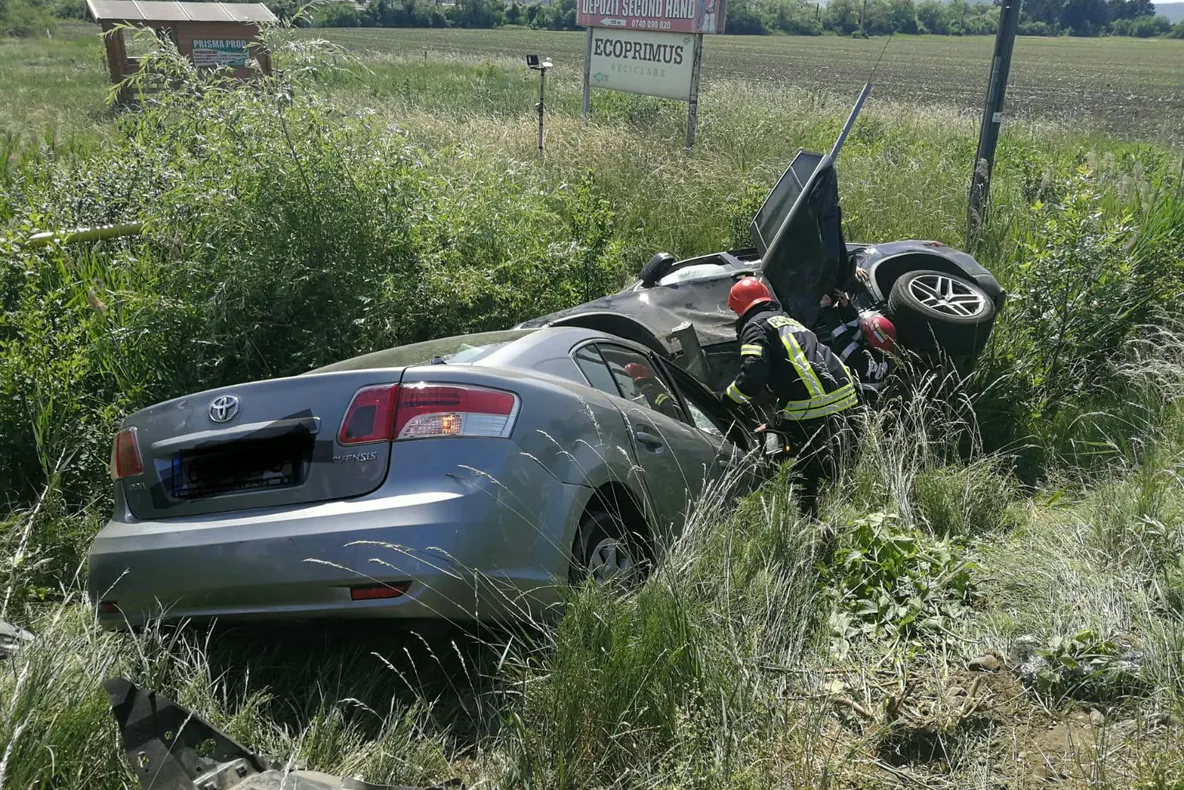 FOTO | Accident spectaculos pe DN17! Două maşini au ajuns în şanţ, una peste cealaltă