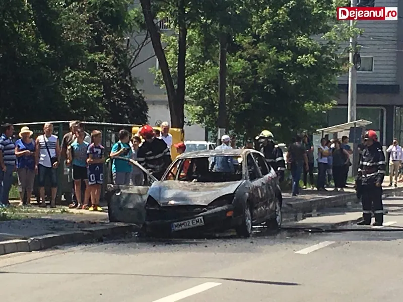 FOTO | O maşină a ars că o torţă pe o stradă din Baia Mare