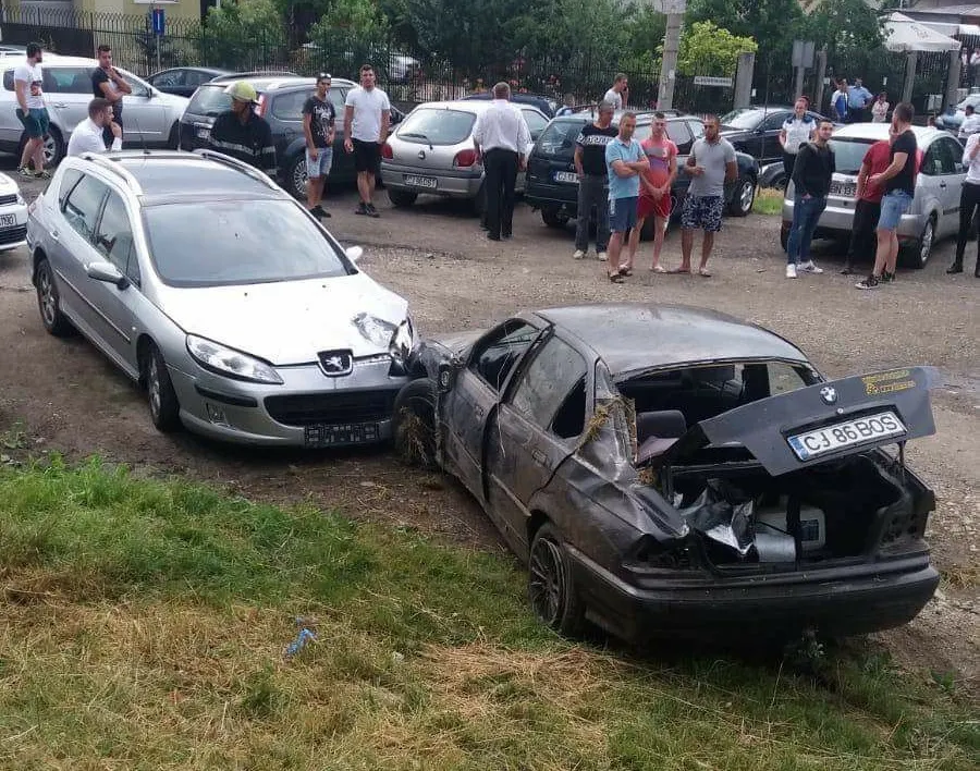 FOTO | Accident cu 5 victime la podul de la IRA! O maşină a căzut de pe pod