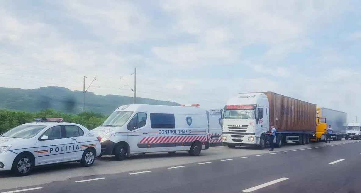 FOTO | Acţiune a poliţiştilor! Au fost verificate TIR-urile, microbuzele şi autocarele