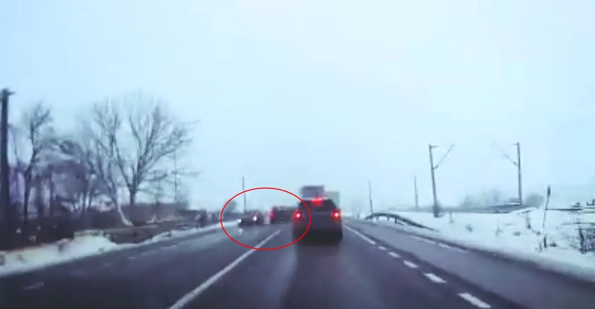 VIDEO | Accident surprins pe o cameră de bord! Şoferul vinovat nu a oprit şi şi-a continuat liniştit drumul