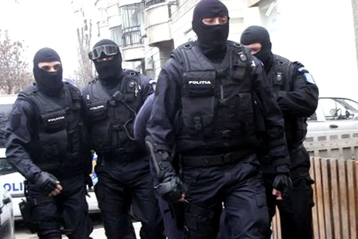 7 bărbaţi prinşi de poliţişti după ce au dat mai multe spargeri