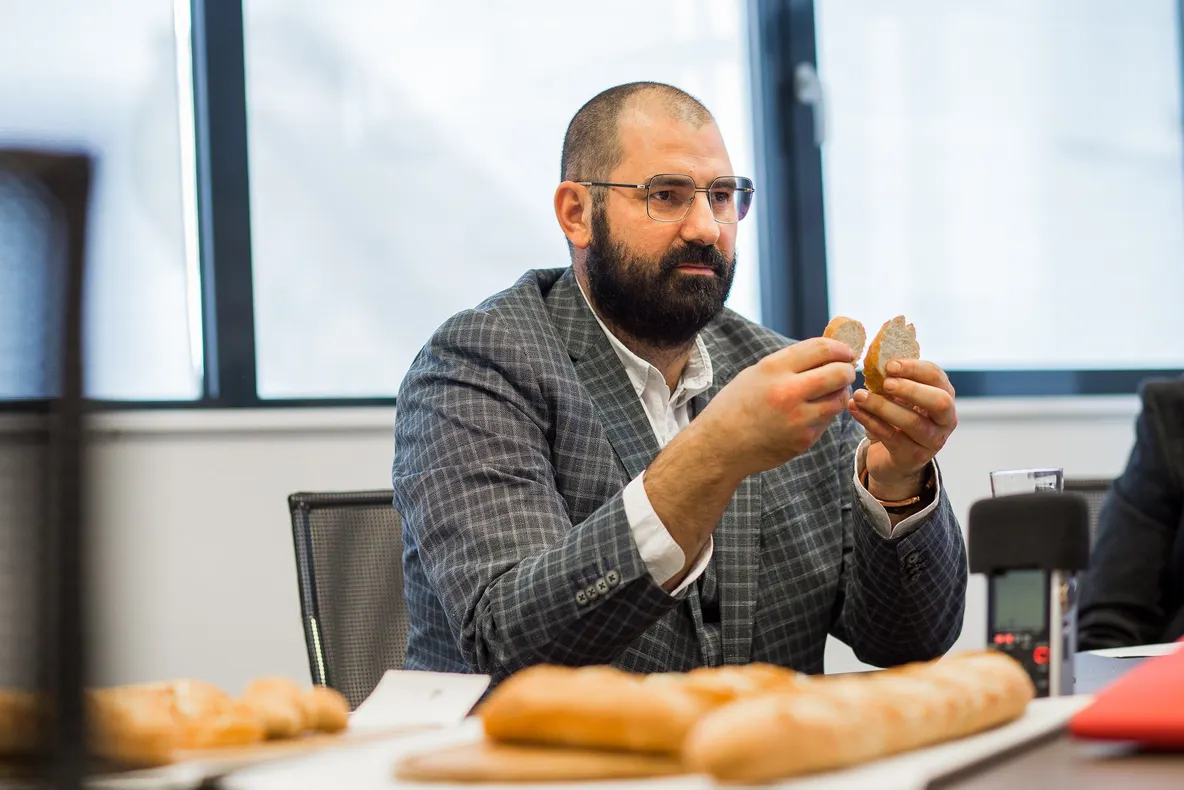 Chef Adrian Hădean la dezbaterea din cadrul campaniei Nu arunca pâinea: „Să nu uităm că accesul la pâine pe care îl avem astăzi e o chestie atât de vremelnică și de trecătoare, să nu uităm cum am trăit acum 30 de ani”