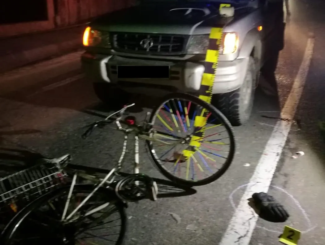 FOTO | Accident: un biciclist a intrat pe contrasens şi a lovit o maşină care circula regulamentar