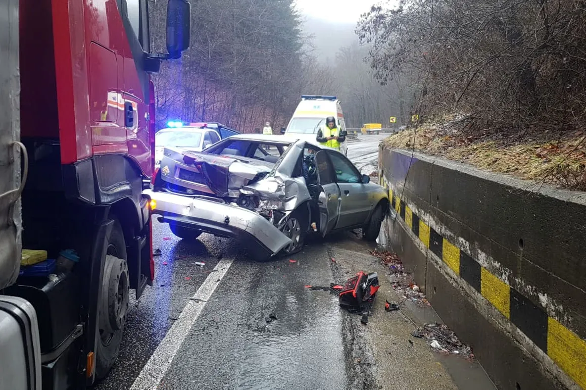 FOTO | Accident pe drumul care leagă Clujul de Oradea! Impact între un autotren şi o maşină