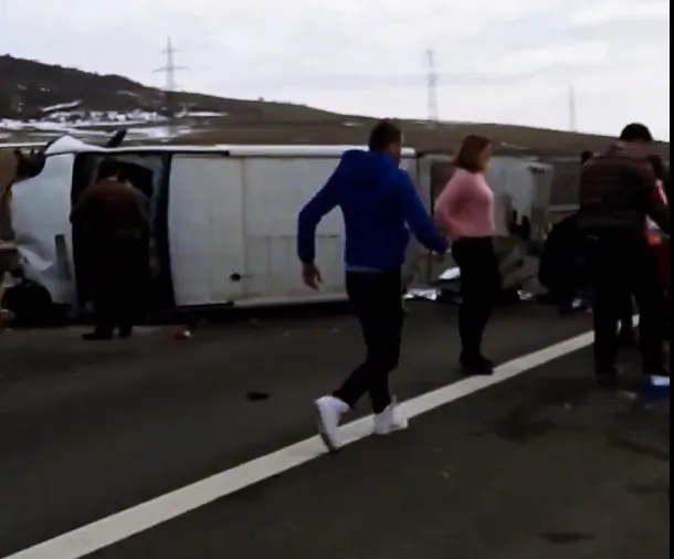 VIDEO | Grav accident pe autostrada A3! Mai multe persoane rănite după ce un microbuz s-a răsturnat