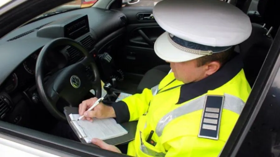 Prins de poliţişti că a condus deţinând un permis fals