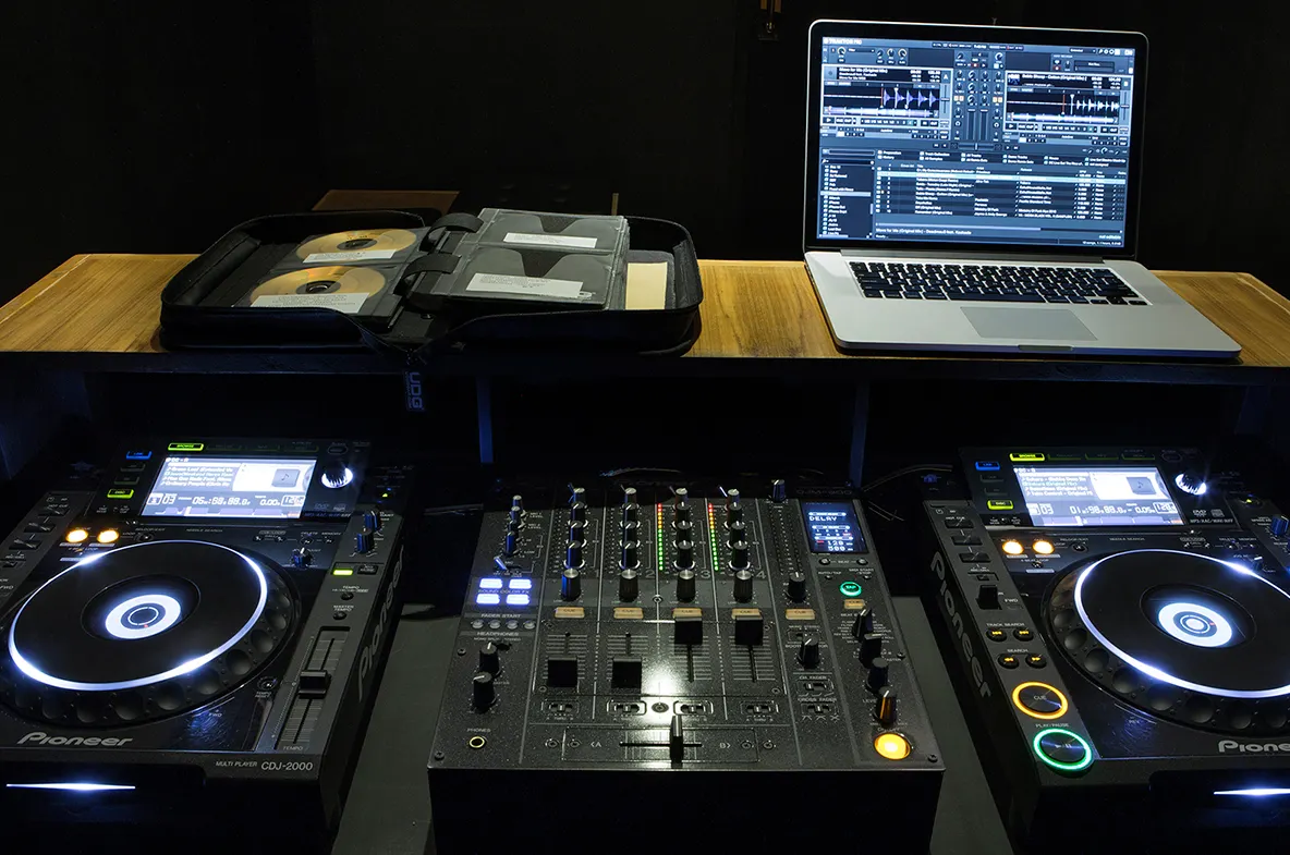 La Cluj se dechide prima școală gratuită de DJ