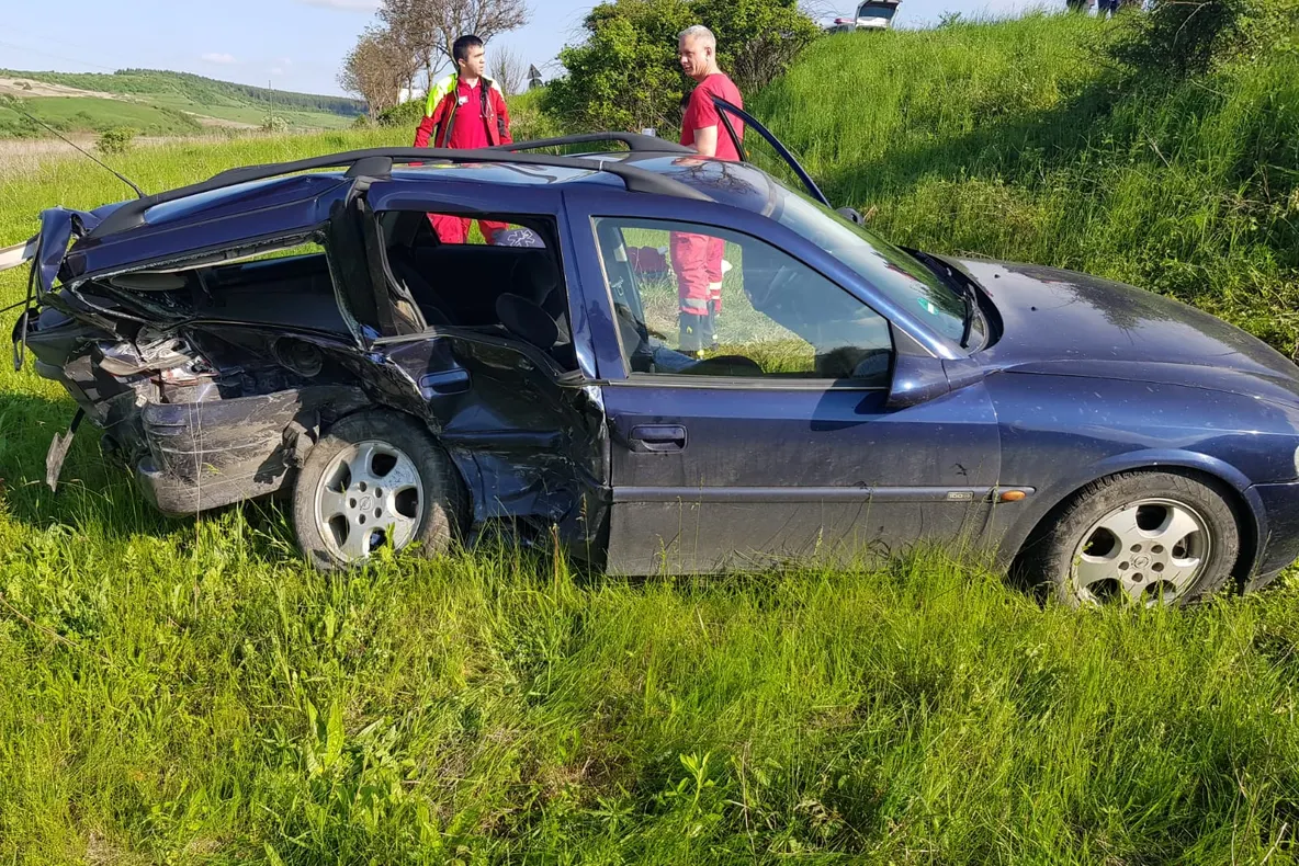 FOTO | Trei maşini implicate într-un grav accident rutier! Un autoturism a "zburat" în şanţ
