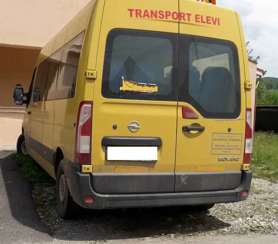 FOTO | Şofer de microbuz şcolar prins băut la volan! Acesta mergea după elevi