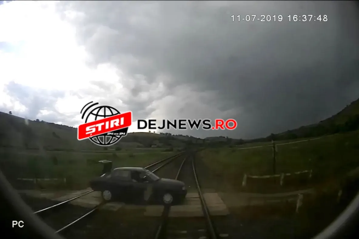VIDEO | Filmare şocantă cu momentul producerii accidentului mortal de ieri: impact între un tren şi o maşină