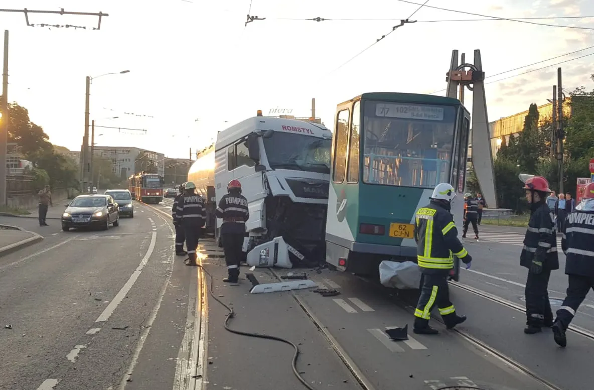 FOTO | Accident violent în Cluj! Un tramvai a deraiat după ce a fost lovit de o autocisternă