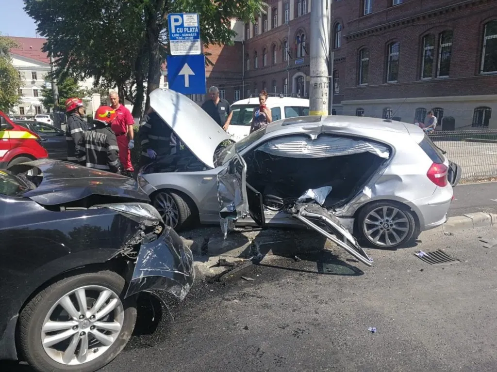 FOTO | Grav accident în centrul Clujului! 5 persoane au fost rănite şi au ajuns la spital