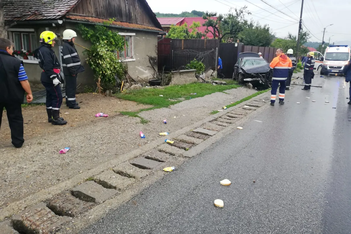 FOTO | Grav accident în judeţul Cluj! Un pieton a fost lovit mortal de o maşină