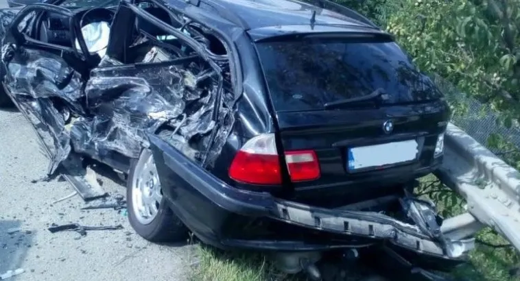 Patru persoane, printre care doi copii, au ajuns la spital în urma unei depăşiri neregulamentare