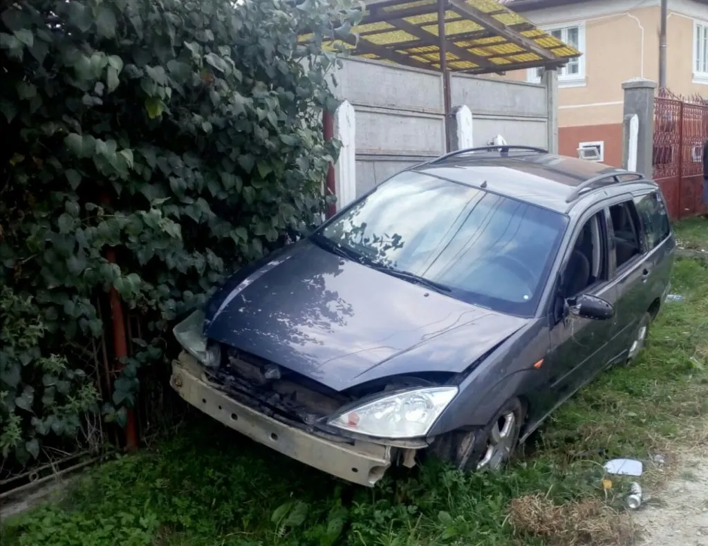 Au intrat cu mașina în gard. Trei persoane au fost rănite