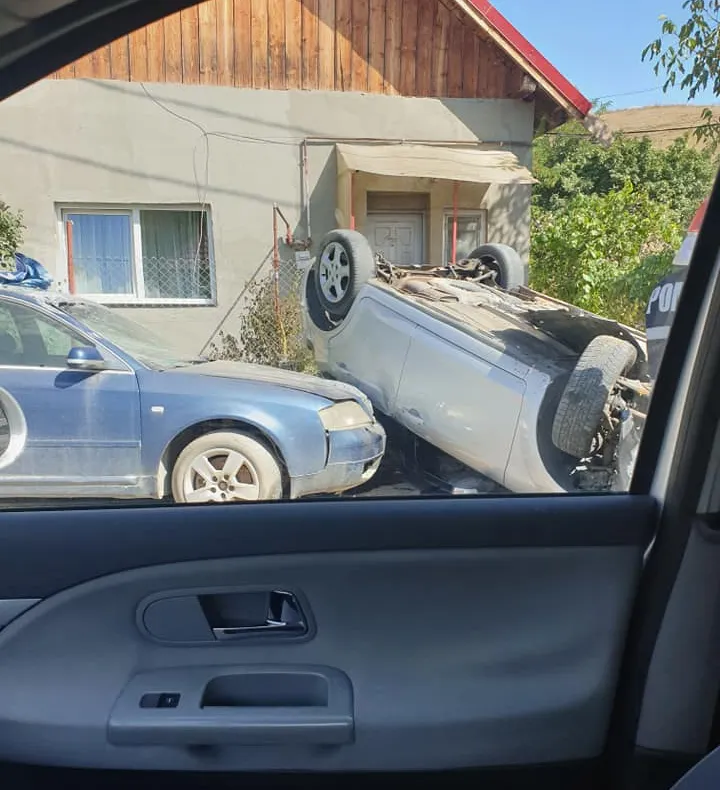 Accident pe o stradă din Cluj! O maşină s-a răsturnat (FOTO)