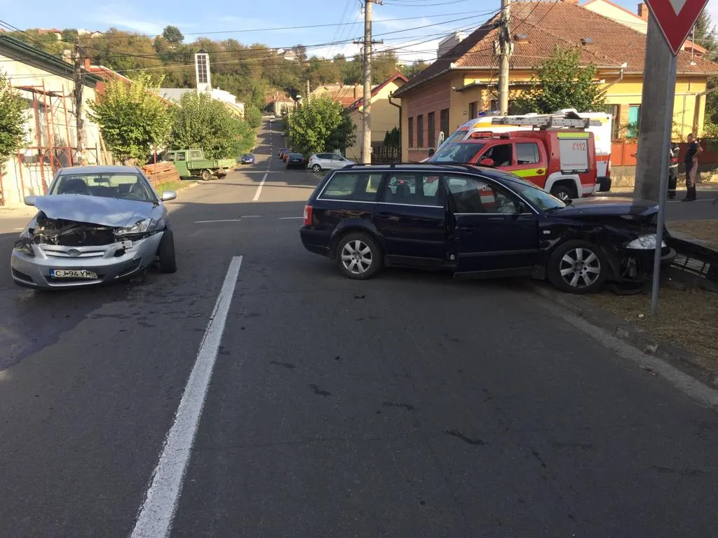 FOTO | Accident în Dej! Patru persoane rănite după impactul dintre două maşini