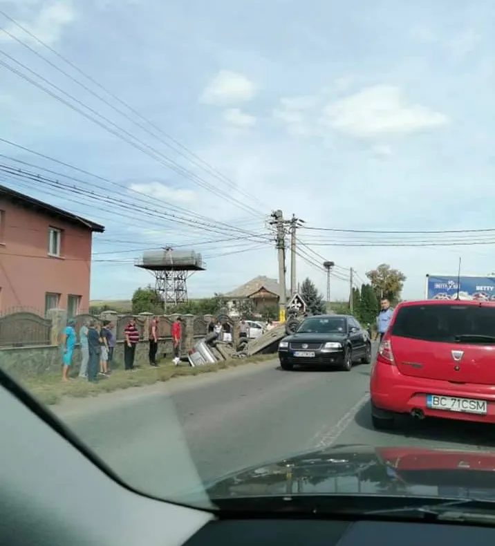 Accident provocat de o şoferiţă beată! A intrat cu maşina într-un gard