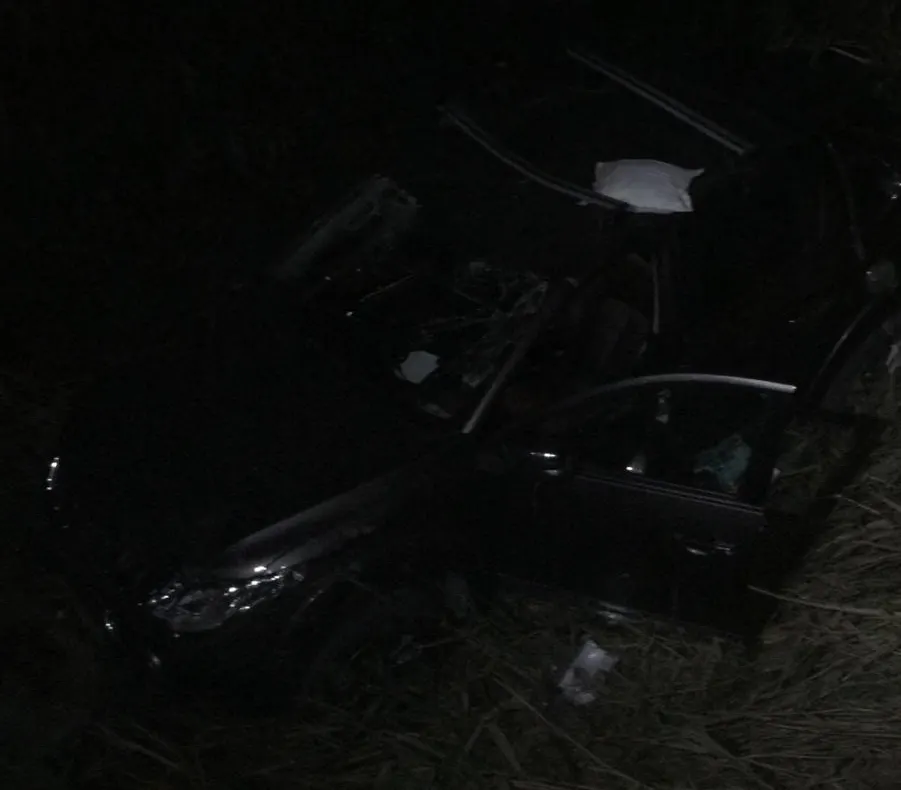 FOTO | Accident în judeţul Cluj! Trei persoane rănite după ce au căzut cu maşina de pe un pod