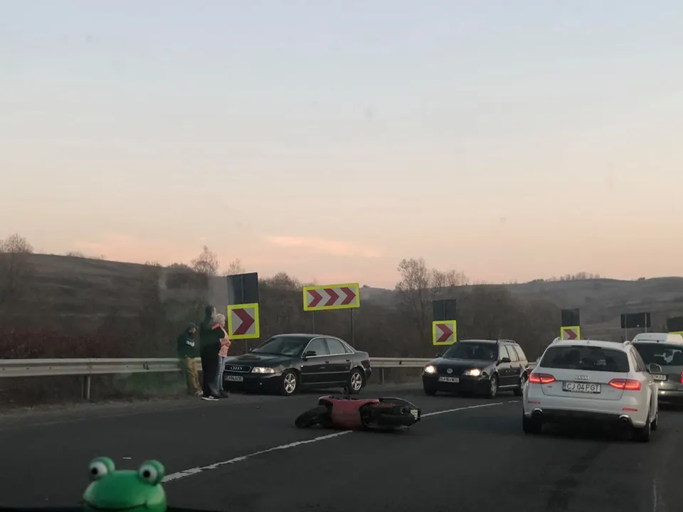 FOTO | Grav accident rutier provocat de un scuterist beat şi fără permis