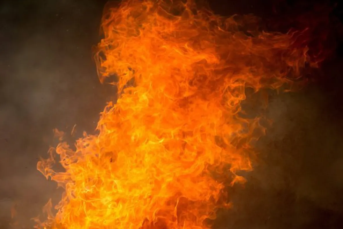 O casă din Dăbâca a luat foc