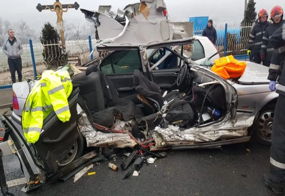 FOTO | Accident grav la ieşire din Cluj! Trei oameni răniţi după impactul dintre trei maşini