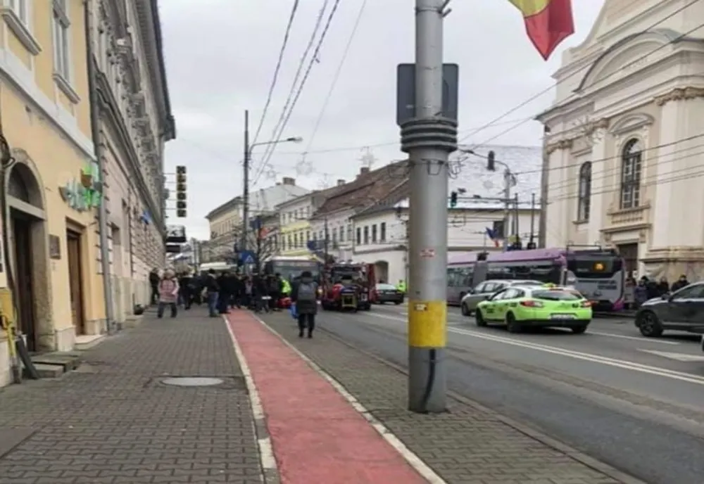 FOTO | Accident în centrul oraşului Cluj-Napoca! O tânără a fost lovită de autobuz