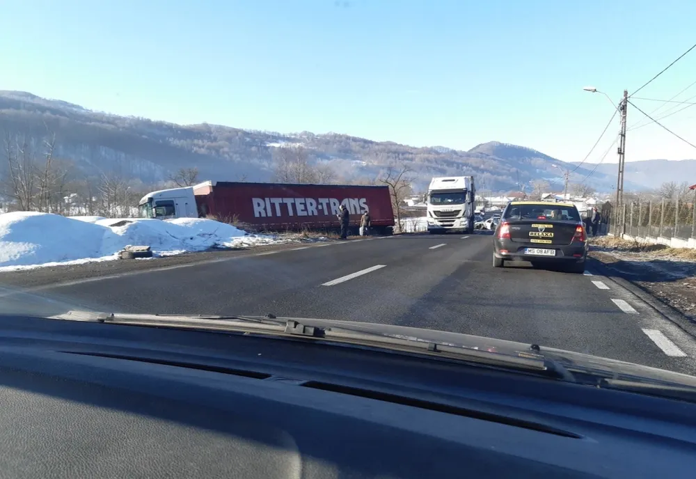 Grav accident între Cluj şi Oradea: un autotren a ajuns în sunt după impactul cu o maşină (FOTO)