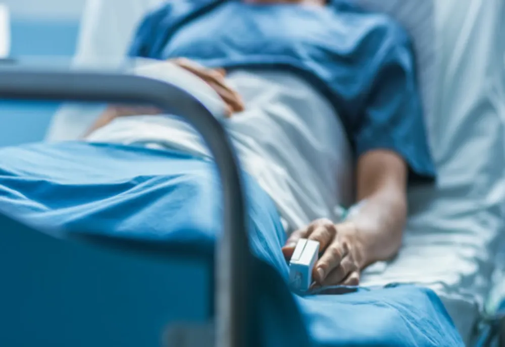 Bărbat strivit de maşina pe care o repara! Mai multe persoane i-au sărit în ajutor