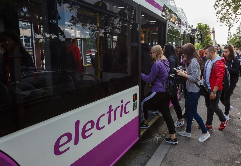 Elevii și studenții vor beneficia de 120 călătorii gratuite în locul abonamentelor anterioare pe 2 linii