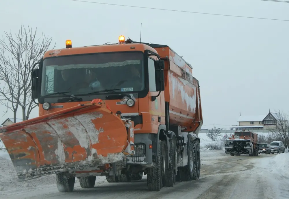 Peste 700 de tone de material antiderapant folosite în intervențiile pe drumurile județene