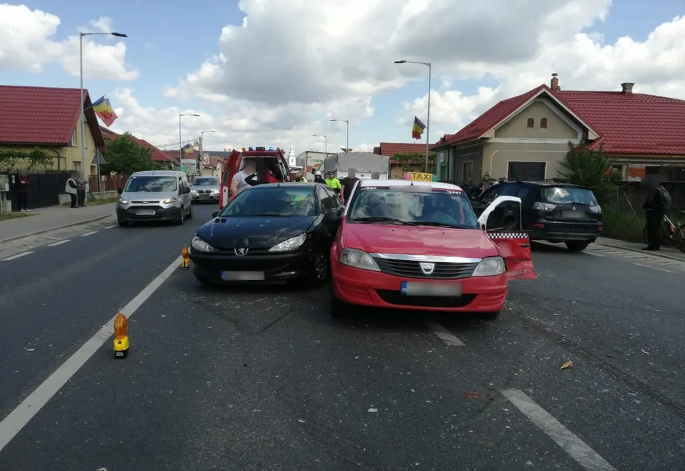 FOTO | Accident cu patru maşini în Floreşti! Doi adulţi şi doi copii au fost răniţi