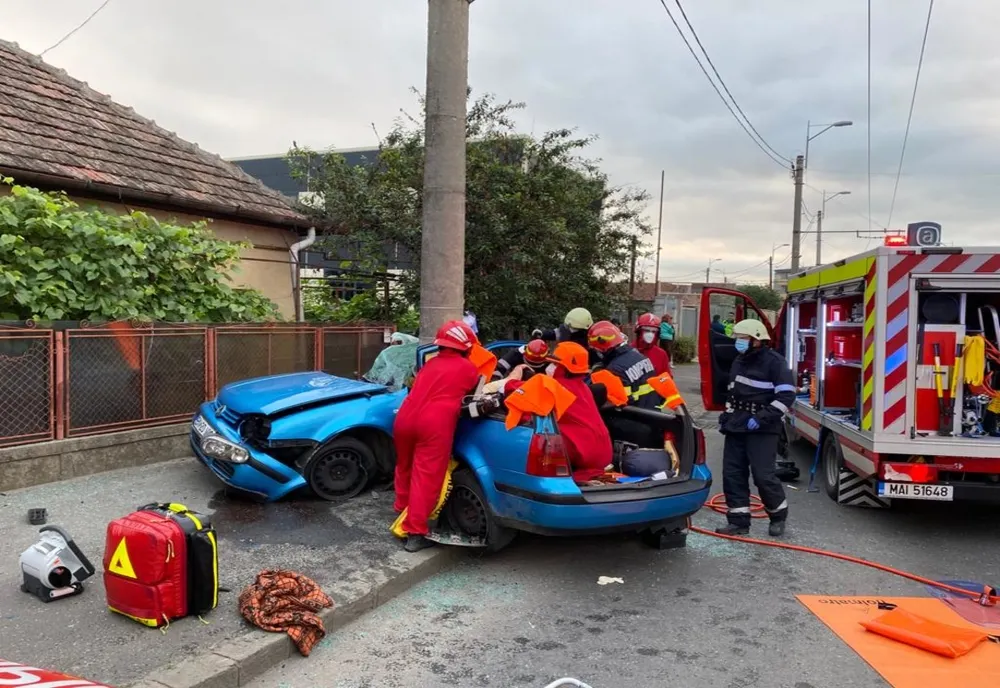 FOTO | Grav accident în Cluj! Trei persoane au fost rănite după ce o mașină s-a rupt în două