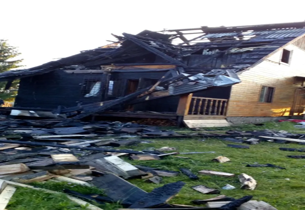 FOTO | Cabană din Mărișel distrusă de un fulger 