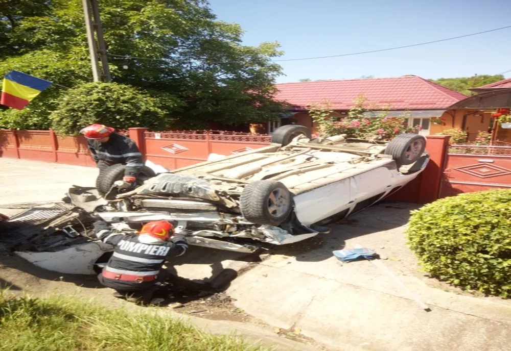 Accident în Fundătura! Un bărbat de 71 de ani s-a răsturnat cu maşina (FOTO)