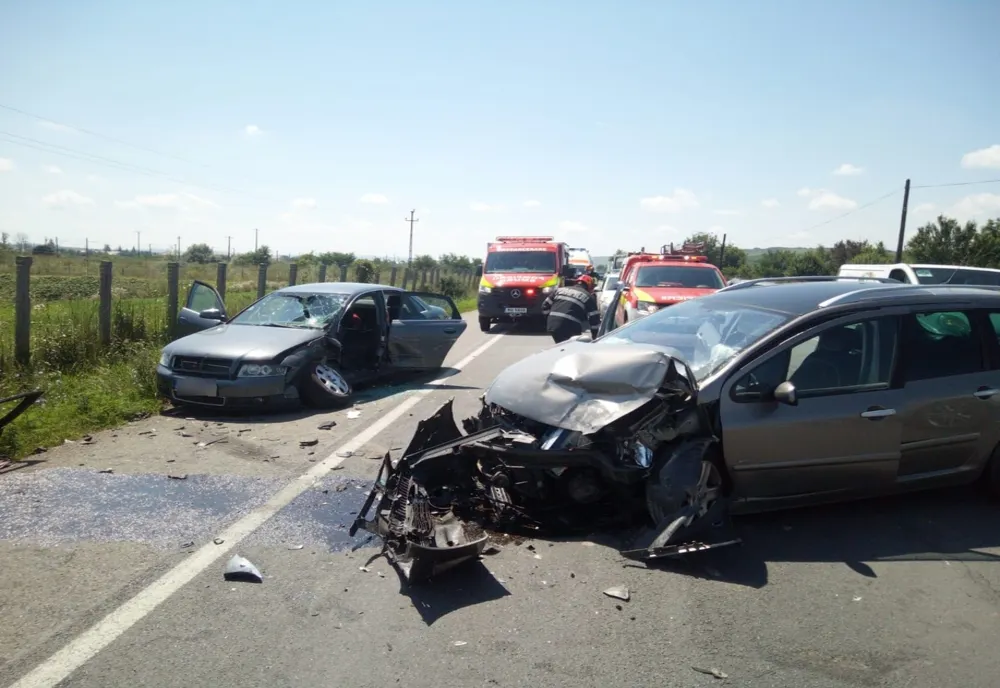 FOTO | Accident pe DN1C! Impact violent între două maşini: o tânără a fost rănită