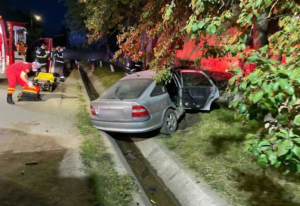 FOTO | Grav accident în Jucu de Sus! Trei bărbaţi se află în stare gravă la spital
