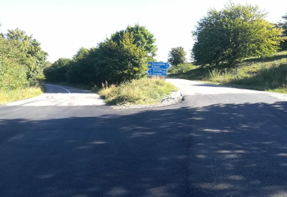 Au fost finalizate lucrările de asfaltare pe drumul judeţean Aghireş – limită cu judeţul Sălaj