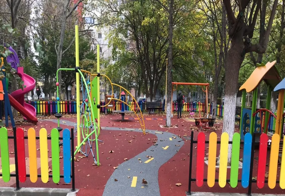 Clipe de groază la un loc de joacă din Dej! Un copil a rămas blocat între barele metalice