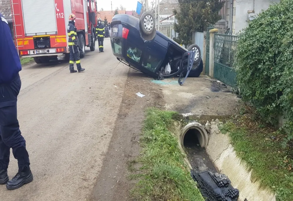 Accident spectaculos în Tritenii de Jos! Maşină răsturnată după ce a lovit un podeţ