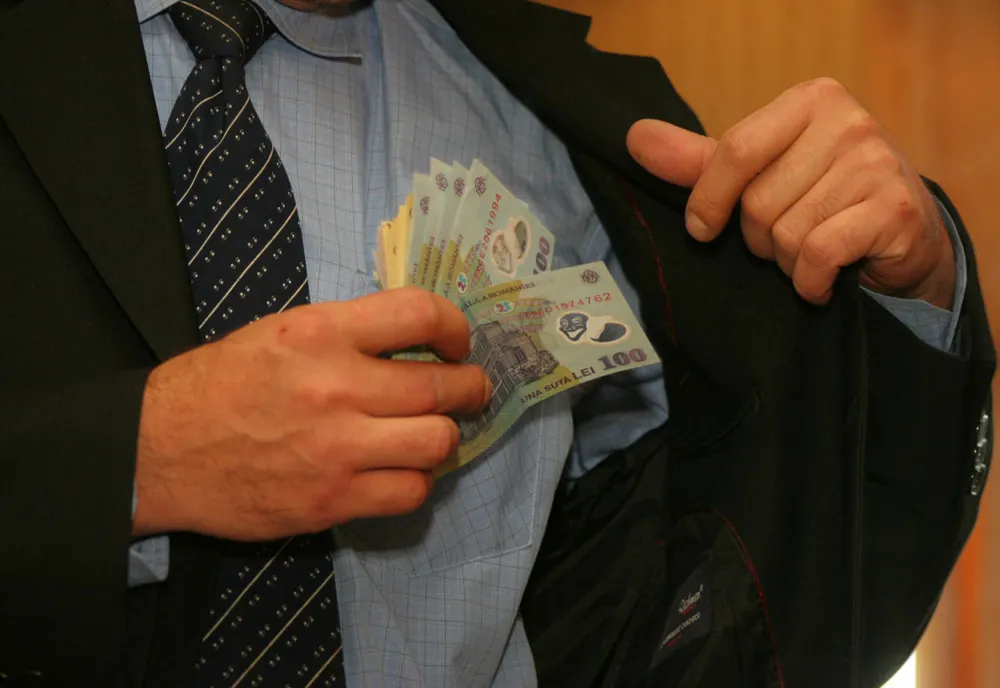 Tânăr din Cluj cu dosar penal după ce a furat 28.000 de lei de la un bătrîn din Alba Iulia
