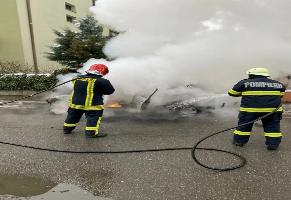 FOTO | Maşină distrusă de flăcări pe o stradă din Cluj! Pasagerii au reuşit să se salveze la timp
