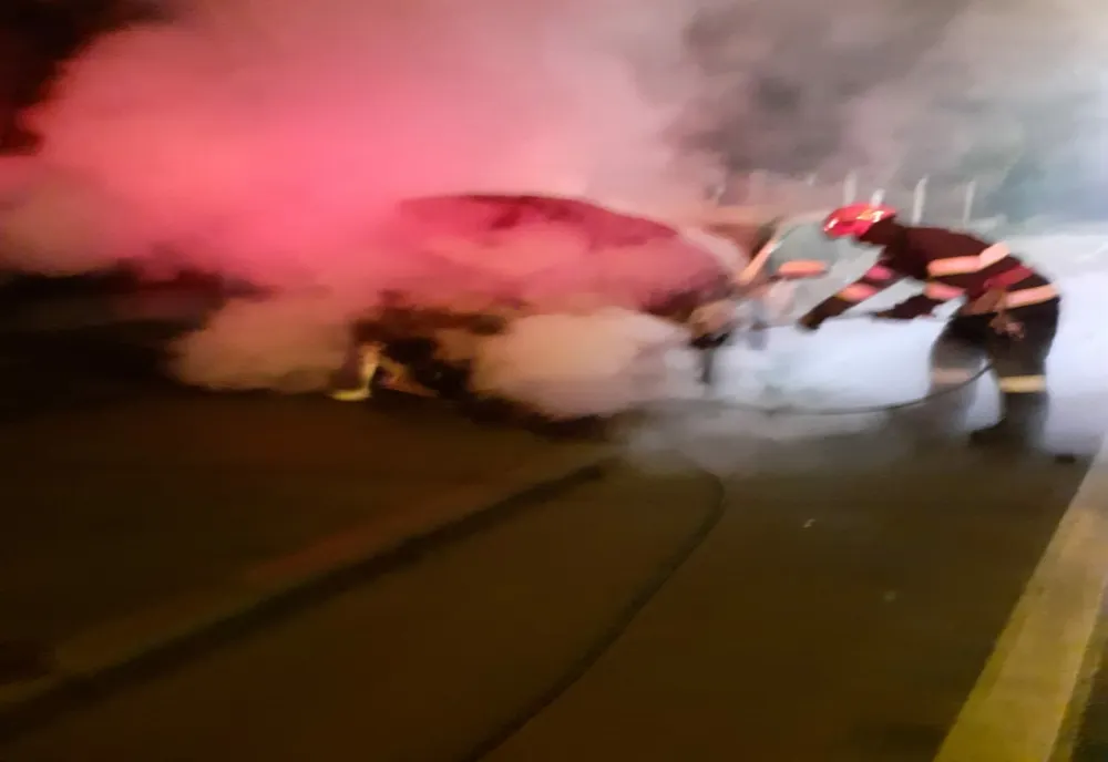 FOTO | Maşină cuprinsă de flăcări pe o stradă din Cluj-Napoca