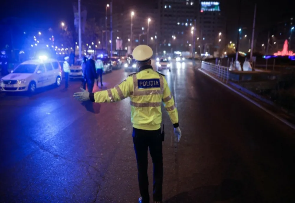 Trei minori de 15 şi 16 ani reţinuţi după ce au furat o maşină şi au provocat un accident rutier