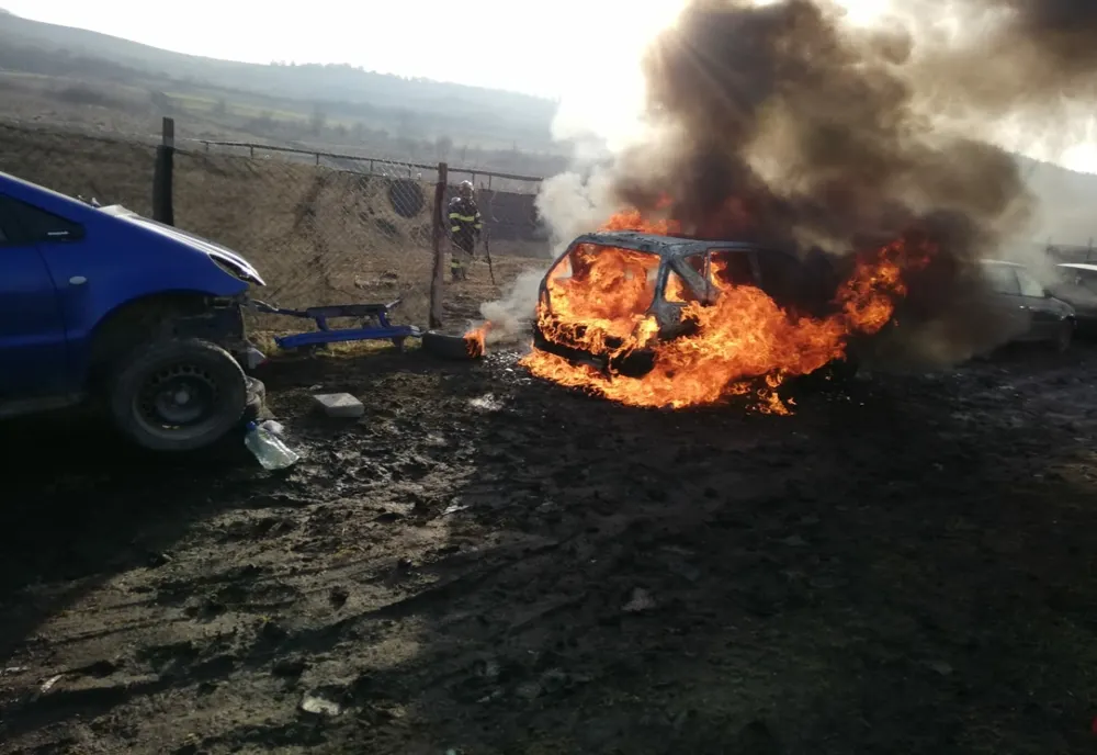 FOTO | Maşină distrusă de incendiu în Floreşti
