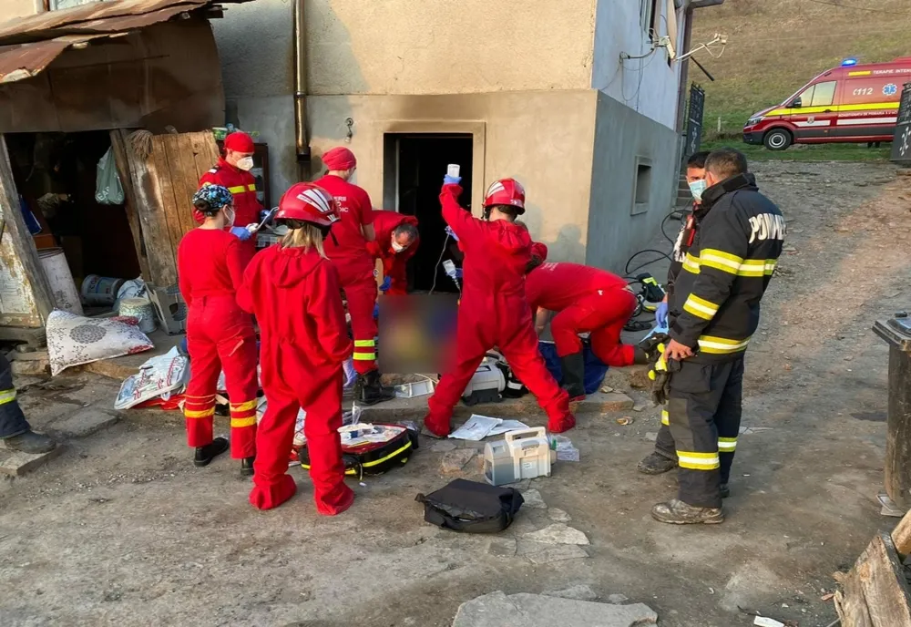 FOTO | Explozie la o casă de lângă Cluj-Napoca! Proprietara a fost scoasă afară de rudele ei care au început imediat să o resusciteze