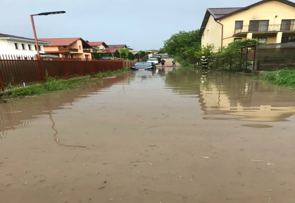 Inundaţii în Cluj-Napoca! Mai multe gospodării au fost afectate de ape
