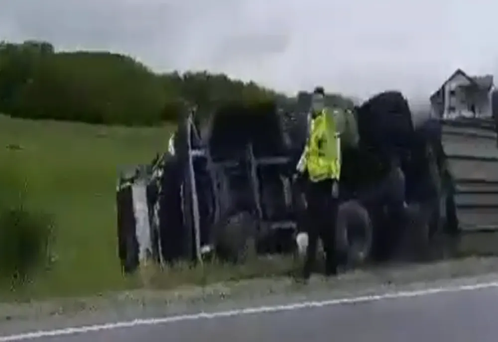 Circulaţie întreruptă între Baia Mare şi Dej! Un TIR s-a răsturnat pe DN1C în Sălaj